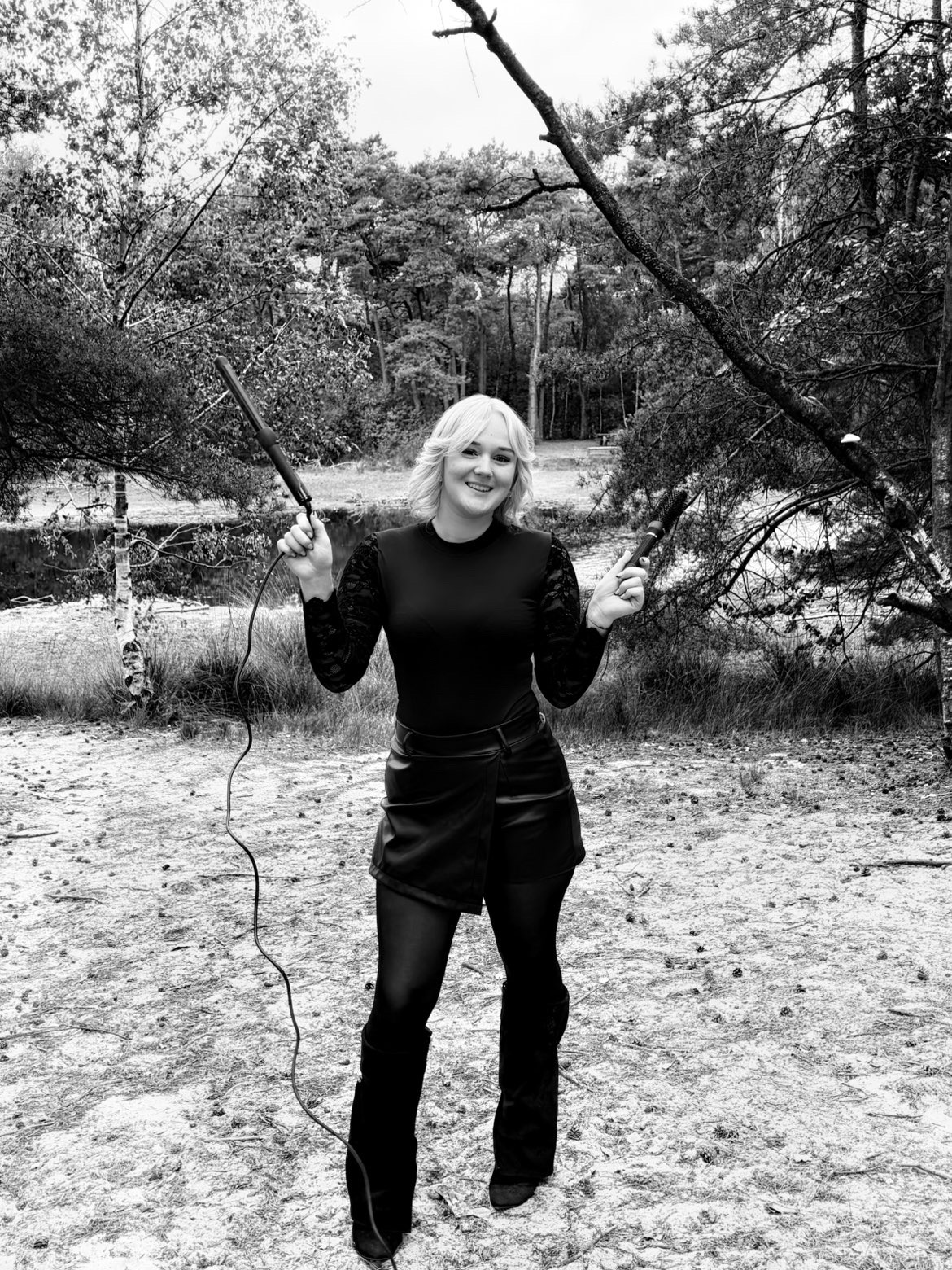 Noa met stylingtools in de natuur